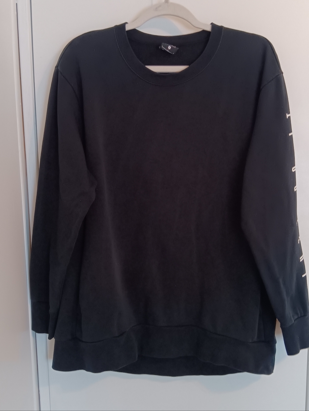 Nike Dri-Fit Womens Black Long-Sleeve Crewneck Sweatshirt With Pockets